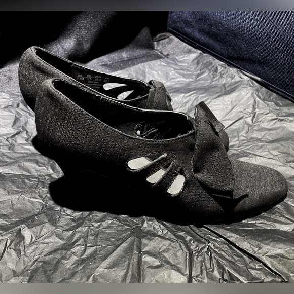 Naturalizer Bow Heels - Picture 4 of 5